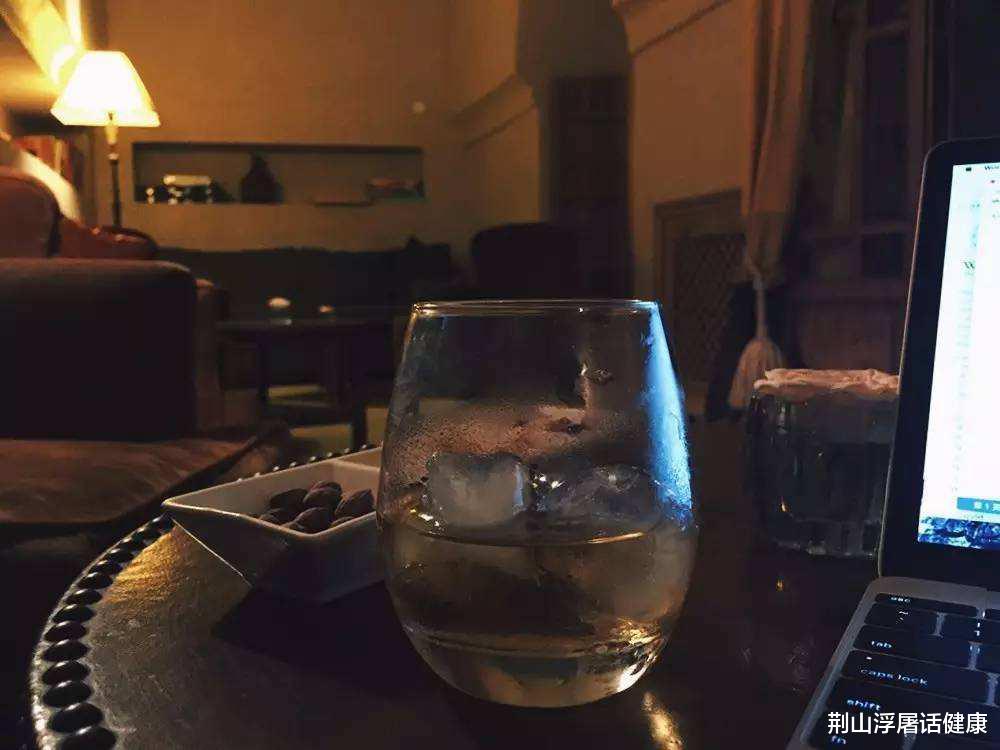 肝脏|35岁男子确诊肝癌，3个月后离世，医生摇头：睡前这1习惯害了他