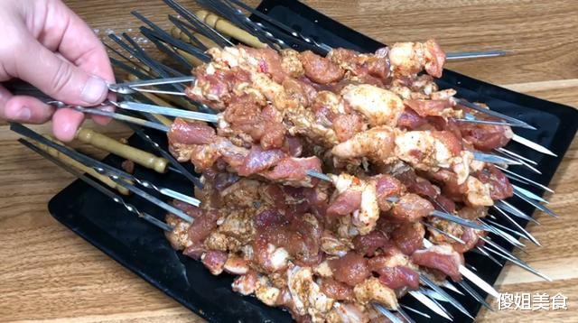 [烧烤]烧烤摊上的烤肉串为啥好吃？秘诀全在腌制上，配方做法详细告诉你