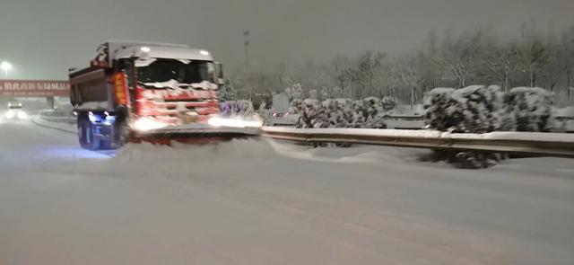 胶东在线 烟威公路人：应战极寒暴雪