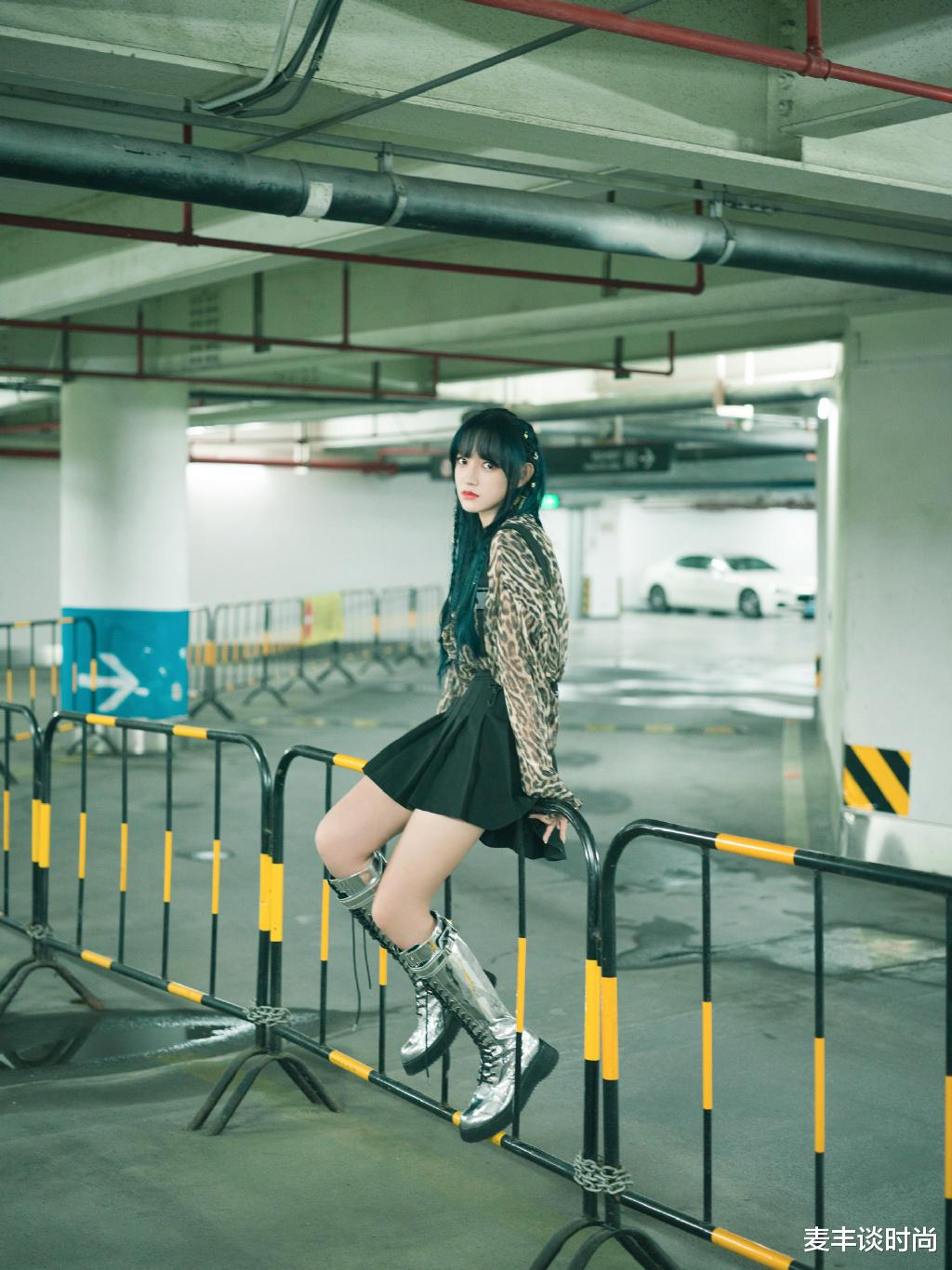 程潇|程潇长得也太精致了，穿衬衫百褶裙搭配空气刘海，美成漫画女主