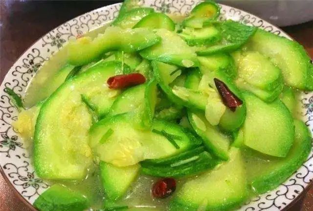 南瓜|一个神奇的南瓜,3个月都吃不完,拦腰砍一段,数天后重新长出来