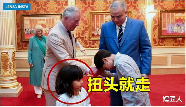 馬來西亞9歲小公主擺“臭臉”，王後媽媽蹲下溫柔教導，奶兇奶萌-圖7