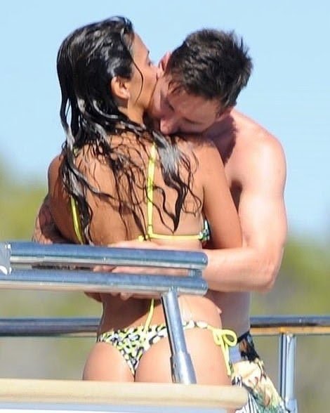 梅西|梅西紧搂娇妻吻肩膀，小儿子西罗下水被吓哭 安妞垂直跳水露表情包