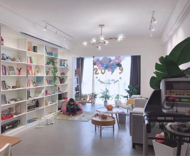 |客厅不看电视,装个书架设计,满屋书香气!