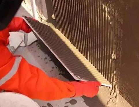 |都是贴墙砖，用瓷砖胶和水泥砂浆施工的差别太大了！