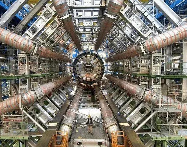 『粒子加速器』英国教授不信“邪”,用粒子加速器验证“鬼”时候存在!结果……