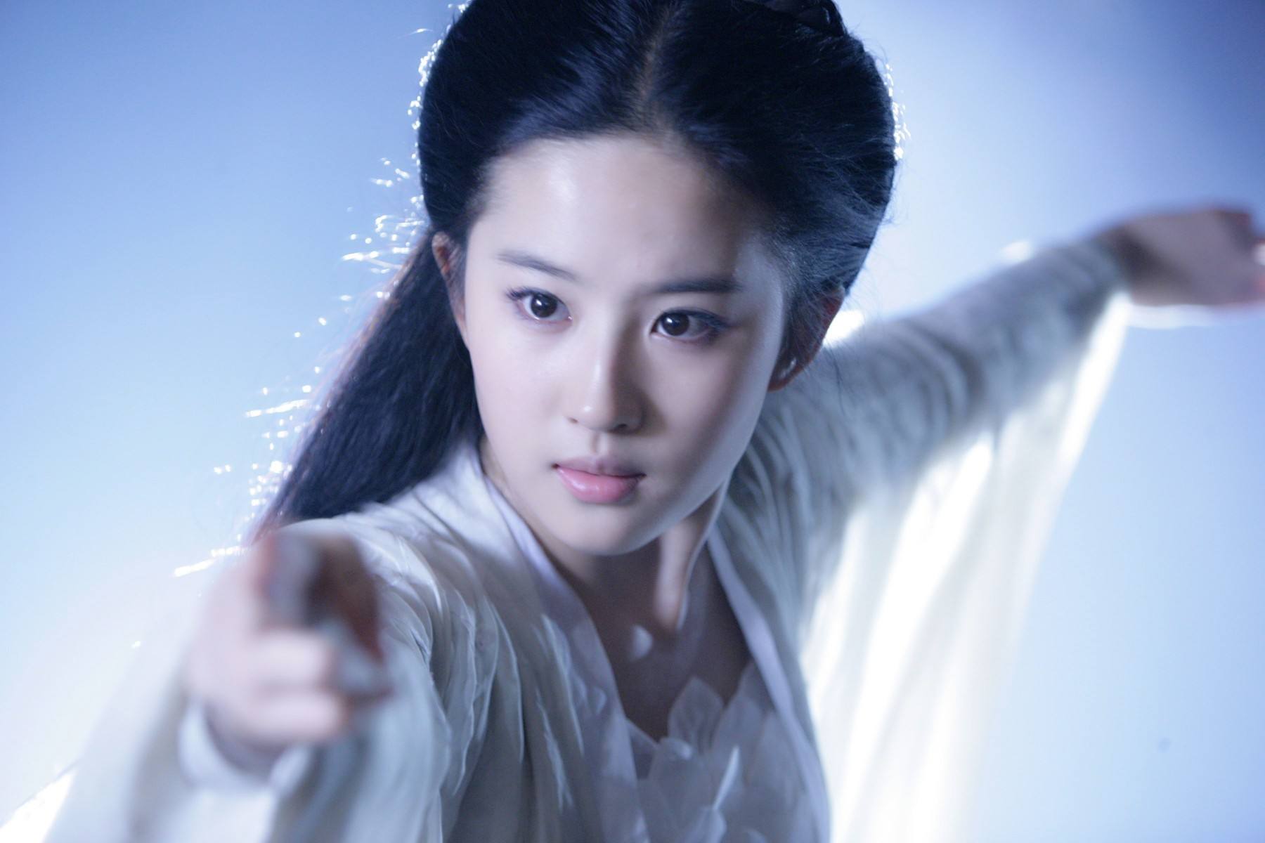 迪丽热巴|中国最美的女演员排名前八名，竟然有她，最后一位秒杀无数宅男 。
