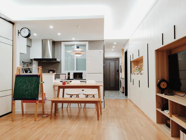 |她买下42㎡单身公寓，一家三口住，客厅不放沙发，阳台当榻榻米