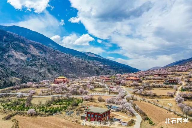 「色达」疫情后的旅行，川西自驾全攻略，看墨石奇观、震撼贡嘎、天堂色达