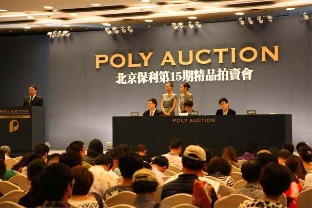 晓君侃史|他用九万买袈裟，专家称曾盖在死者身上不吉利，后拍出1.3亿