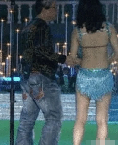 明星|她因穿衣“太大胆”, 被央视径直赶下舞台,网友:确实太过了!