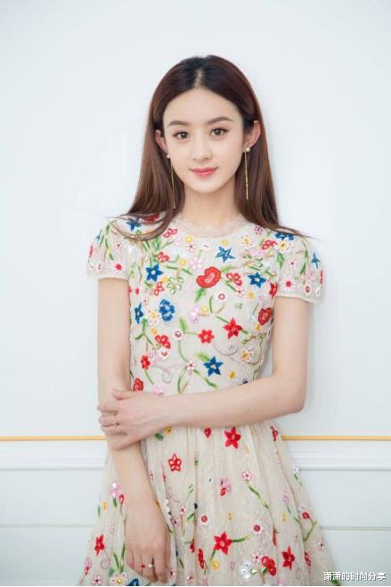 赵丽颖|赵丽颖越来越“嫩”了，“黑长直”搭配碎花短裙，大气又甜美