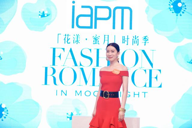 短发|佘诗曼的短发英气十足，虽然穿着女人味十足的纱裙，但还是很帅气