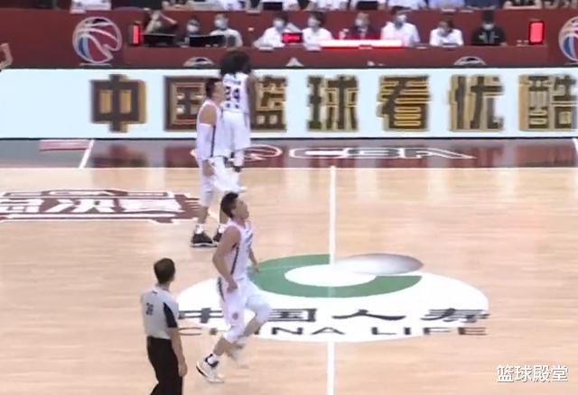 辽宁男篮|辽宁取胜那一刻，真泪目了！王化东大韩仰天怒吼，谁注意到杨鸣？