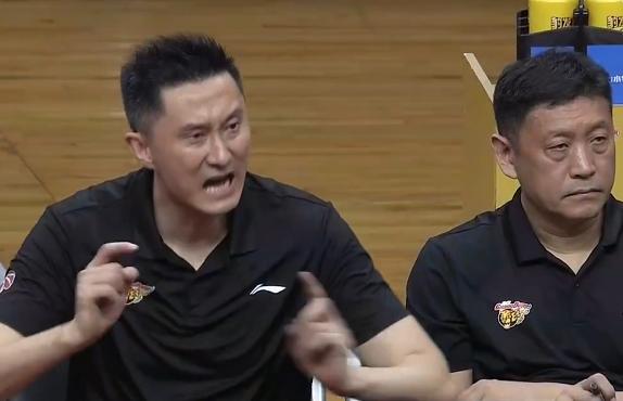 广东男篮|广东神奇逆转豪取31连胜！威姆斯40+17，杜锋咆哮裁判怒摔战术板