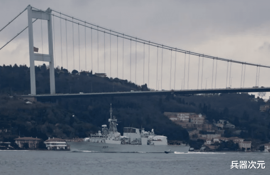 『北约』意大利要反水了？俄军15架大运送来救命物资，自家军舰却上门找茬