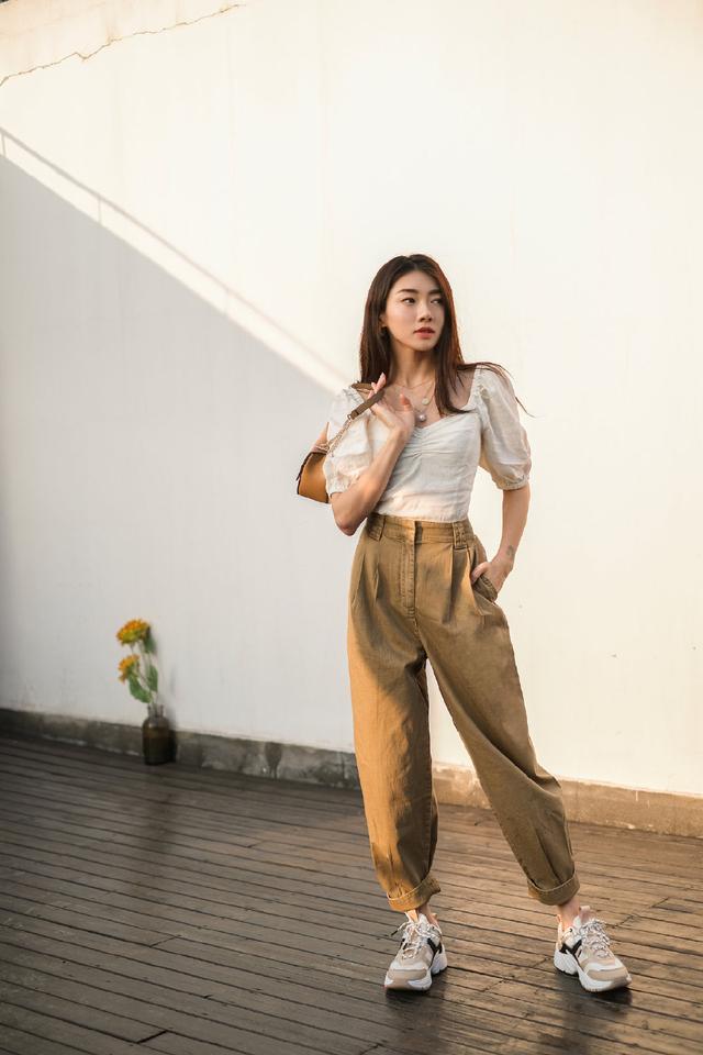 『程晓玥』郑恺前女友孤单晒自拍，穿西装温柔高级，却被内搭暴露真性情！