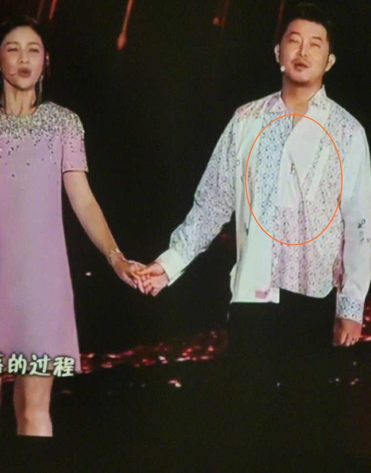 沙溢|沙溢是不是系错扣子了？与胡可献唱中秋晚会，全程被衣服抢镜，看不懂时尚了