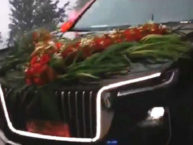 红旗h9|新郎放弃劳斯莱斯,租红旗H9当婚车,2000块开出500万气场