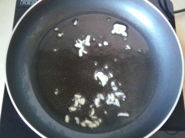 「金针菇」便秘最怕这“菜”，隔天吃1次，刮油清肠，排出宿便，腰肢变细了