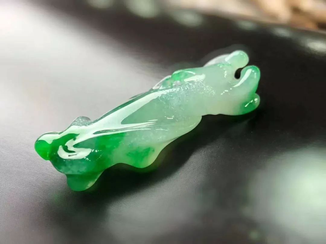 『翡翠』老大爷嫌自己佩戴的翡翠水头不太好，将其用水一泡，结果揪心了！