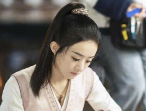 『赵丽颖』32岁赵丽颖已无少女感？和22岁周洁琼同框，差距一清二楚