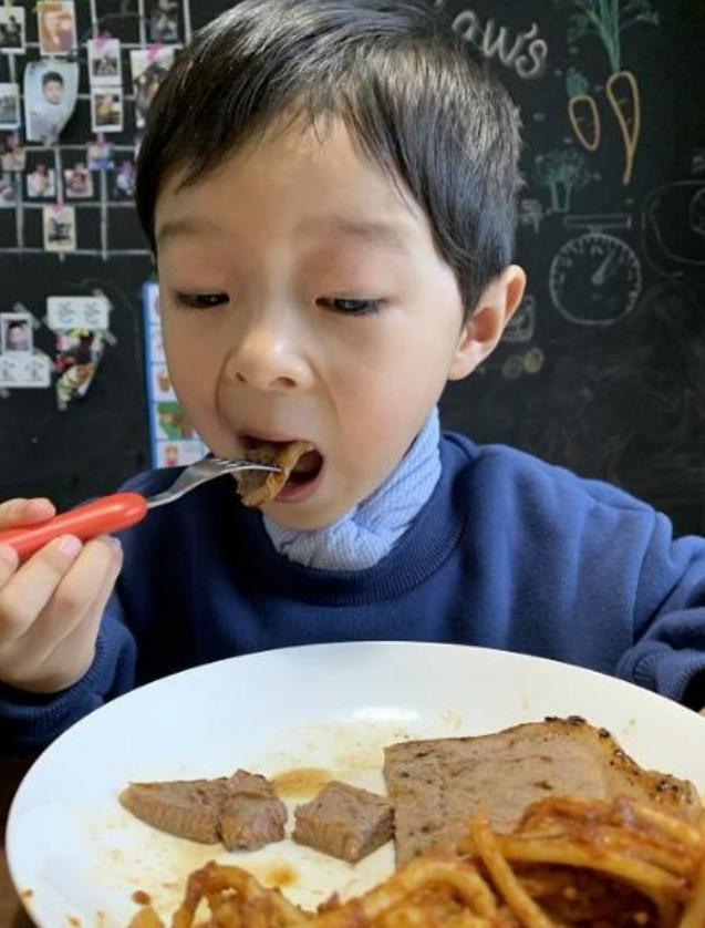 牛排|“妈，能吃一次牛排吗？”宝妈自认聪明的回答，毁了孩子的格局