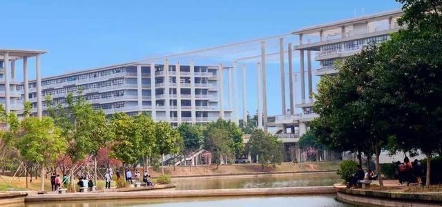 『高校』13所高校被列入“实体清单”,唯一一所四非院校上榜,网友侧目