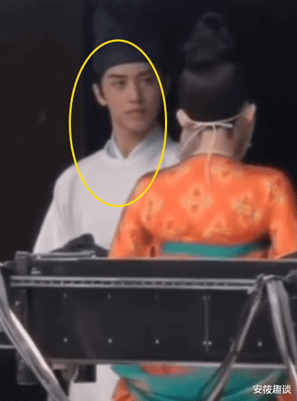 [古力娜扎]古力娜扎新剧片场，男主角盯的位置引热议，男人都是“视觉动物”