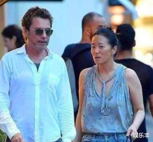 巩俐|55岁巩俐与72岁老公素颜逛街，老得让人难以接受，终于成了老奶奶