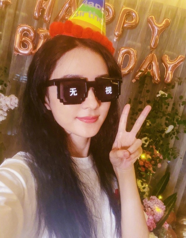 赵丽颖|冯绍峰为赵丽颖庆生，二字称呼太甜蜜！赵丽颖回应暴露家庭地位