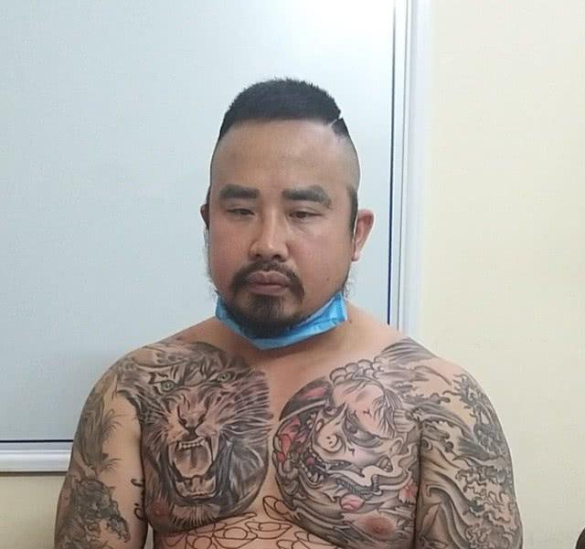 重庆■男子杀人逃亡11年还娶了妻子，被抓时已从青涩小生变成彪形大汉