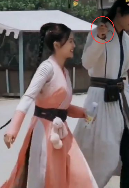 #肖战#肖战吴宣仪的“休息照”被疯传，看清他手上拿的东西：不火才怪！