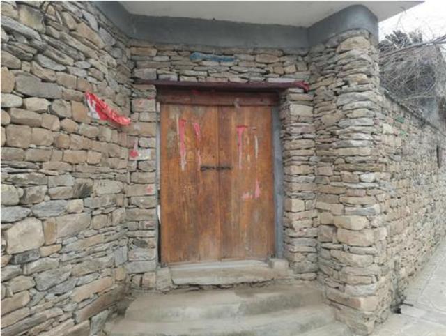 「秦岭」坐落在秦岭深山内的弃房，四周山环水绕，是城里人向往的桃源秘境