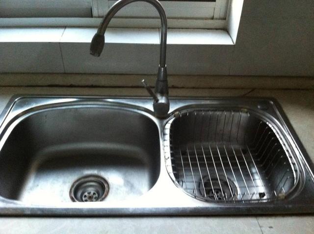 水槽边的玻璃胶发霉发黑，别再换了！教你4招轻轻一抹就干净了！