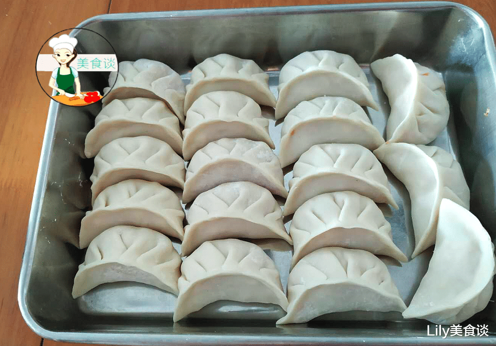 『饺子』夏天，包饺子别再用韭菜了，用它鲜甜脆嫩，一咬满嘴爆汁，吃撑了