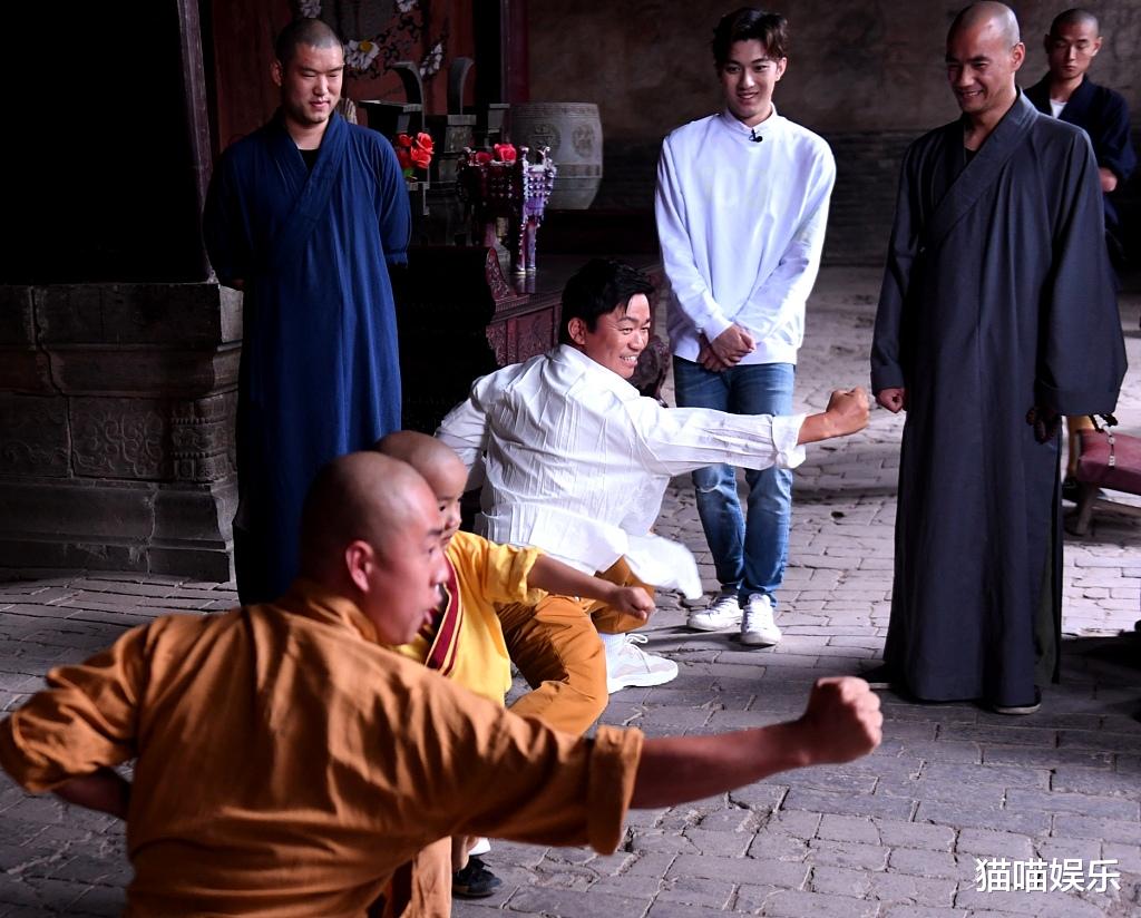 王宝强|王宝强重返少林寺,与师兄弟相见心情大好,扎马步打拳功底依旧过硬