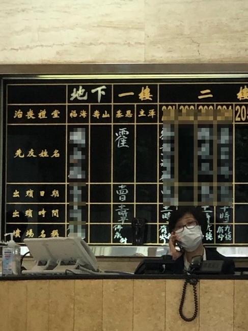 霍启刚|霍老太设灵，朱玲玲与儿子牵手送别前婆婆，霍启刚仨孩子提前离开一脸好奇