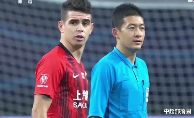 上海上港|中超再现罕见1幕：上港前锋怒气冲冲跑过去，主裁判害怕退了几步