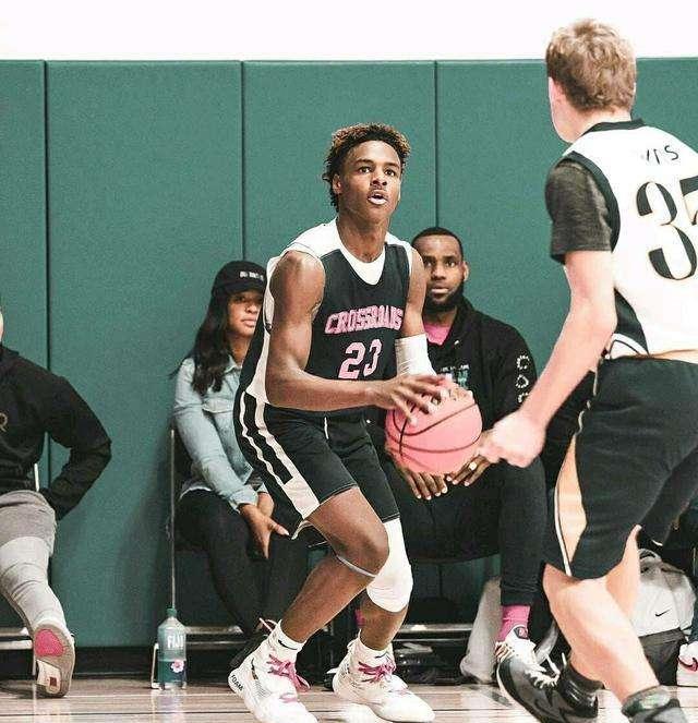 勒布朗·詹姆斯：布朗尼球探报告出炉！对比詹姆斯，这已经不能用像来形容了！