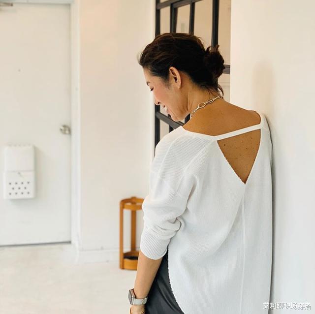 穿衣搭配|看过2位日本女人的时尚穿搭,发现50岁女性的穿衣智慧,值得上班族借鉴