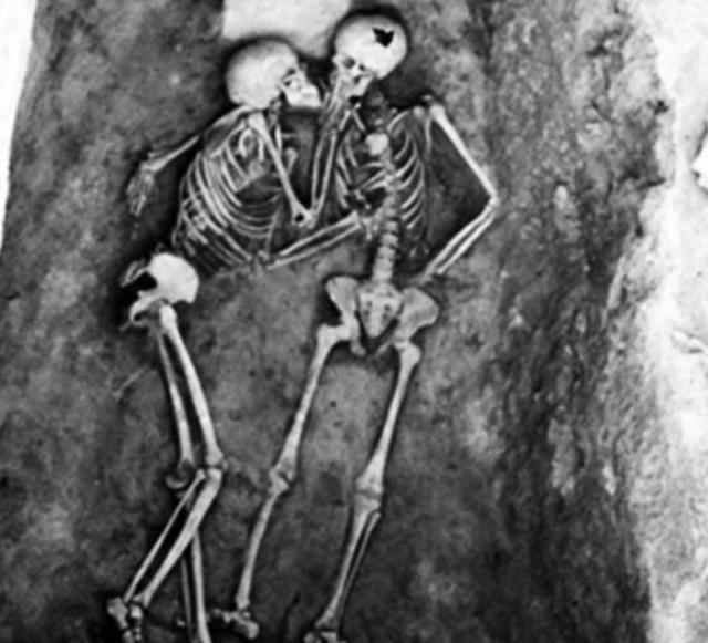 『』伊朗考古发现两具骸骨，深情相拥2800年，感动在场考古专家