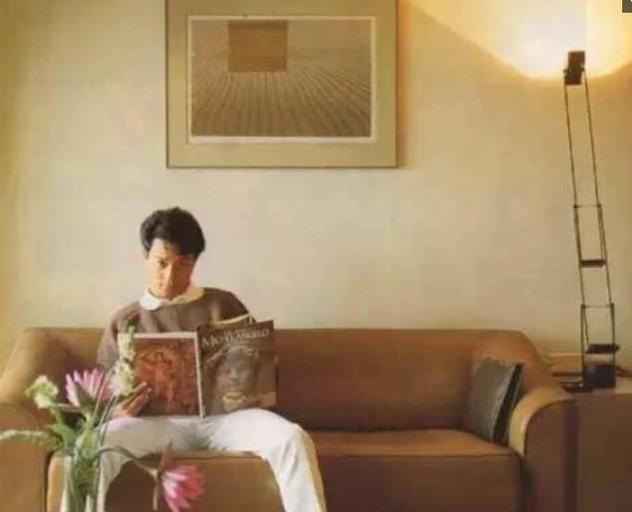 |张国荣在80年代的家：日常生活低调朴素，全屋刷个白墙就入住了