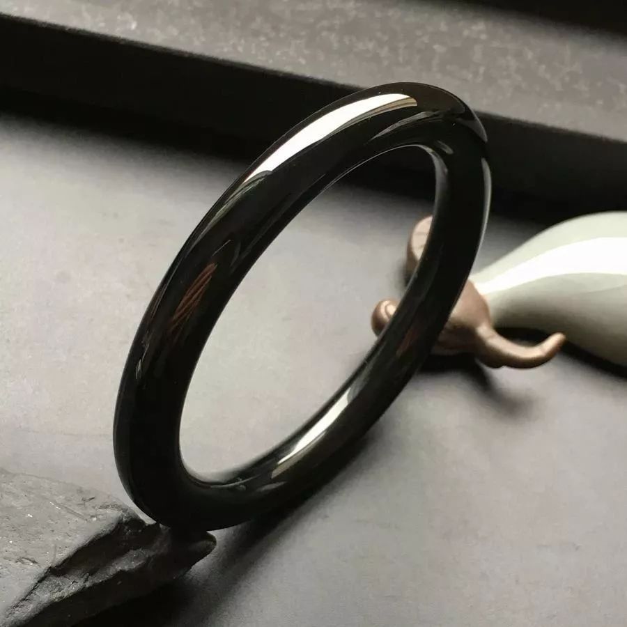 「翡翠」花三万六从老缅手上买下的蒙头料原石,意外切出7只罕见墨翠手镯