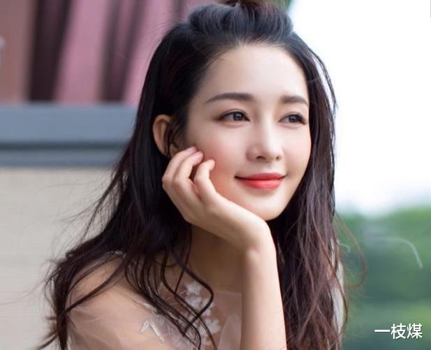 李沁■李沁挽起张若昀胳膊，可谁注意到张若昀的手？是否挽错人很明显