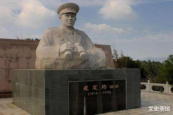 『皮定均』师长问皮定均来的路上看到什么,他回答说没有,师长说回去再看