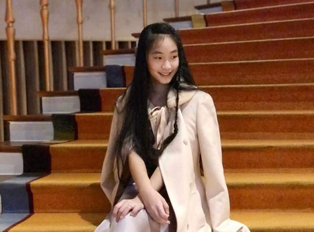 小S|小s13岁二女儿晒庆生照,Lily打扮清纯甜美,母女四人同框似姐妹