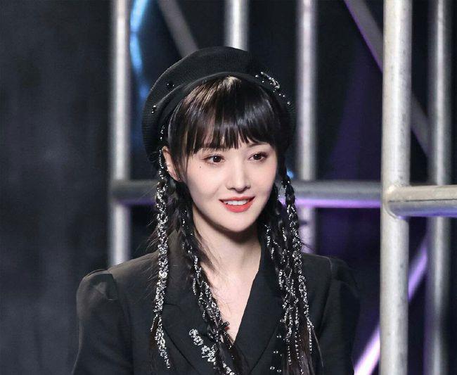 谢娜|当红小花被曝隐婚？当事人回应令人捉摸不透