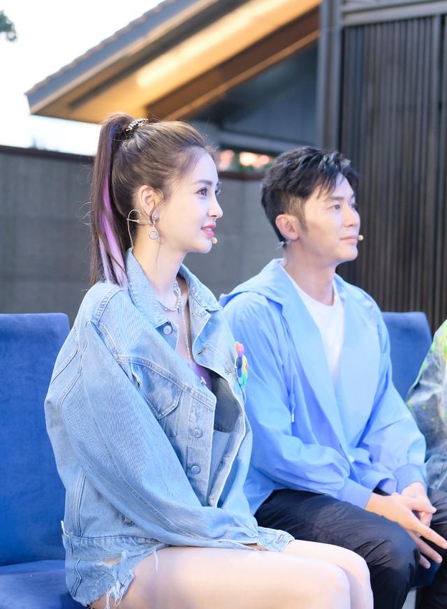 牛仔:杨颖太会穿了!一身牛仔内搭短款小背心,扎上高马尾如青春美少女