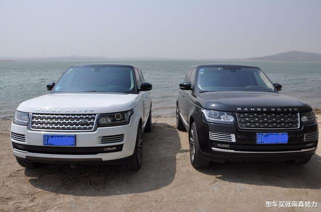 「路虎揽胜」3.0T揽胜遇到5.0T揽胜，黑白色相差不大，打开车门后差别就明显了